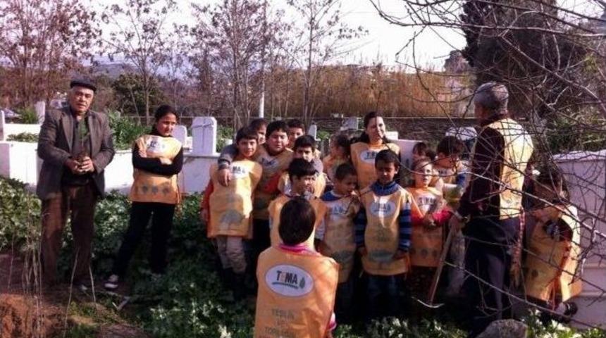 Aydın&rsquo;da &Ouml;ğrenciler Mezarlığı Yeşillendirdi