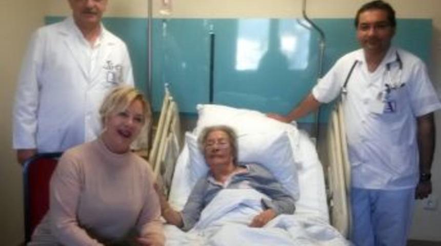 (&ouml;zel Haber) Emel Sayın Hastanede Annesini Yalnız Bırakmadı