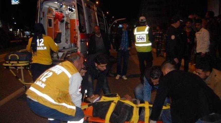 Motosiklet Yayaya &Ccedil;arptı: 2 Yaralı