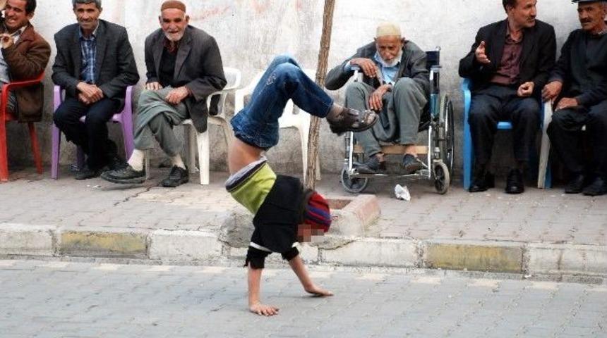 Adıyaman'da Yol Ortasında Tehlikeli G&ouml;steri