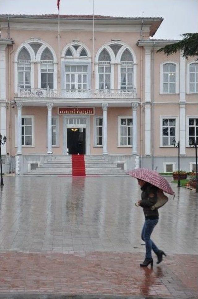 Tekirdağ’da Aniden Bastıran Yağış Vatandaşı Hazırlıksız Yakaladı