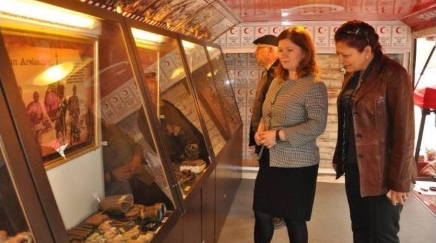 Tekirdağ Belediye Başkan Yardımcısı Nevin Ka&ccedil;ar &Ccedil;anakkale Şehitlik Gezici Savaş M&uuml;zesi Aracını Ziyaret Etti
