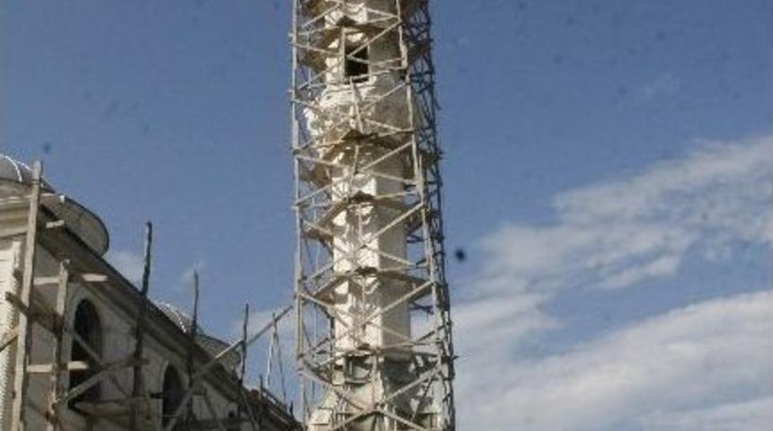 Minare Ustaları Metrelerce Y&uuml;kseklikte Adeta &Ouml;l&uuml;me Meydan Okuyor