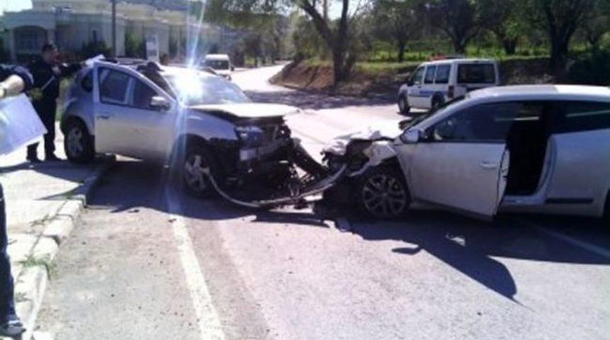 &Ccedil;eşmealtı'nda Trafik Kazası: 2'si &Ccedil;ocuk 6 Yaralı