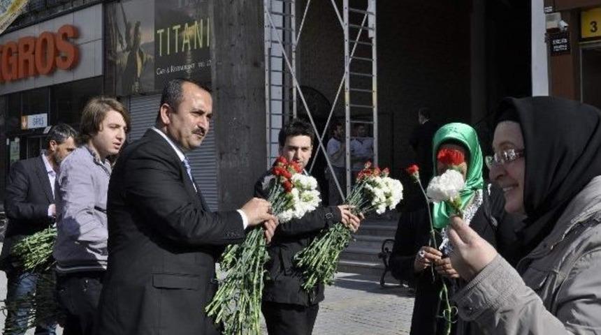 Saadet Partisi B&uuml;y&uuml;kşehir Belediye Başkan Adayı Haşim &Ouml;z&ccedil;elik Vatandaşa Karanfil Dağıttı