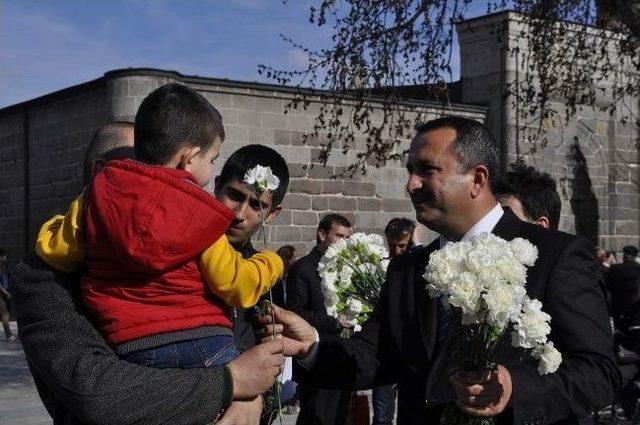 Saadet Partisi Büyükşehir Belediye Başkan Adayı Haşim Özçelik Vatandaşa Karanfil Dağıttı