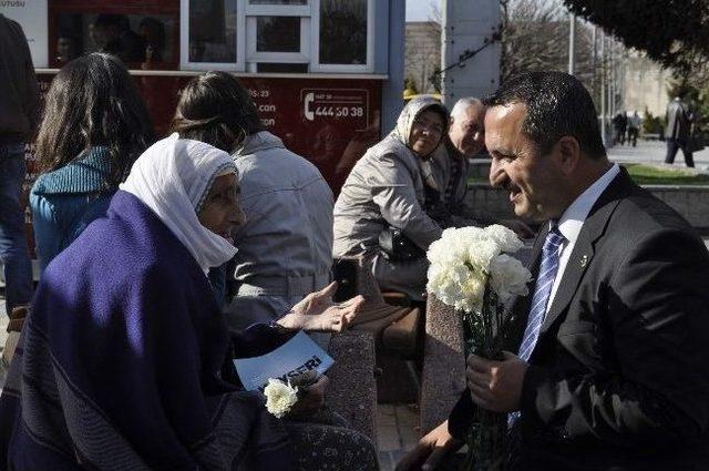 Saadet Partisi Büyükşehir Belediye Başkan Adayı Haşim Özçelik Vatandaşa Karanfil Dağıttı