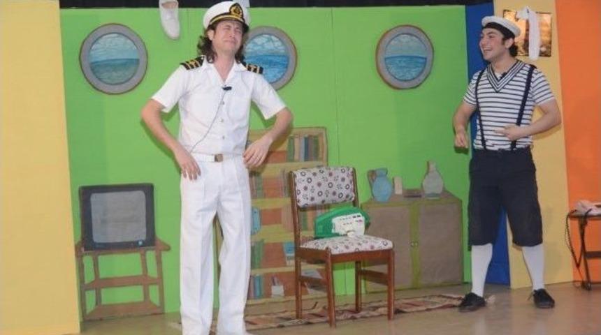 Kartepe'de Tiyatrolar G&uuml;n&uuml; Tiyatro Oyunu İle Kutlandı