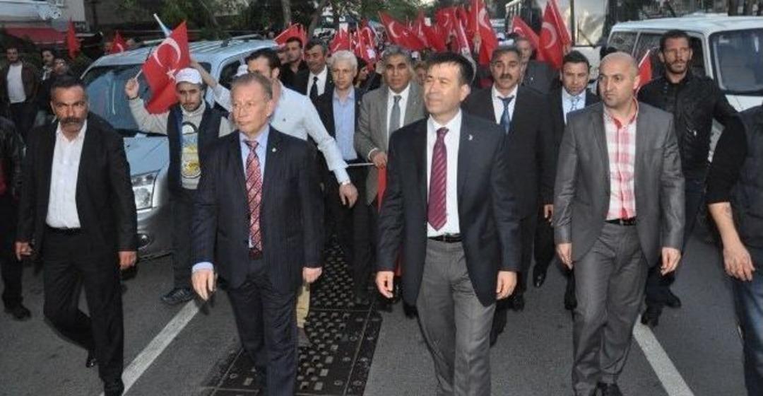 5 Bin Bayraklılı Demokrasi Ve &Ouml;zg&uuml;rl&uuml;k İ&ccedil;in Y&uuml;r&uuml;d&uuml;