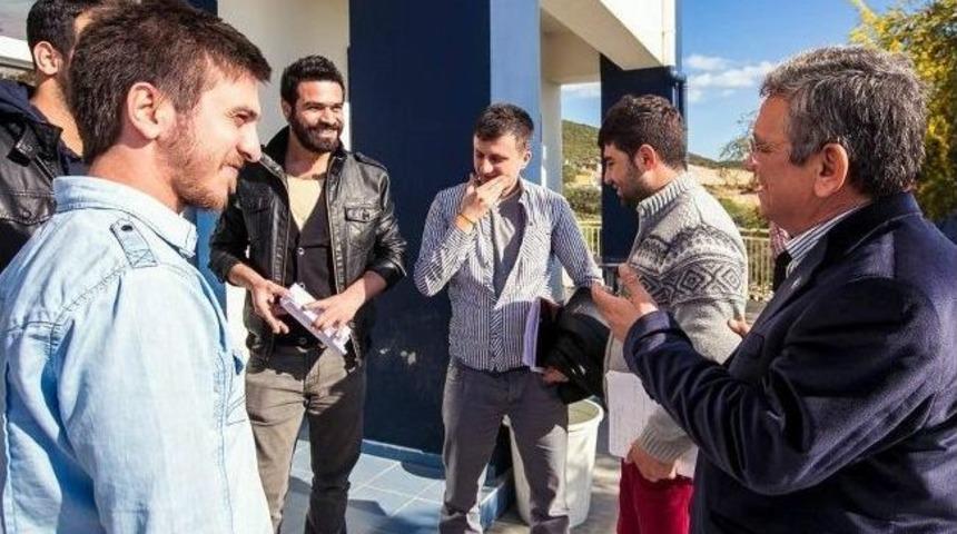 Chp&rsquo;nin Kuşadası Adayı Kayalı, &Uuml;niversiteli Gen&ccedil;lerle Bir Araya Geldi