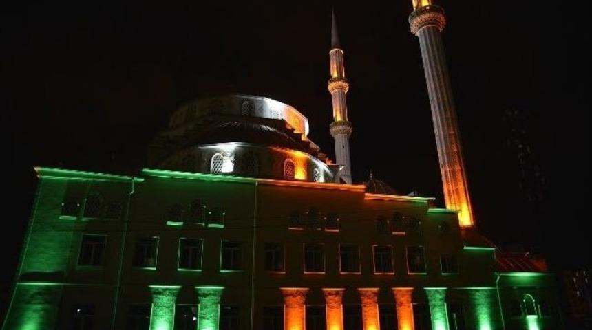 Fatih Cami Işıklandırma İle Yeni G&ouml;r&uuml;n&uuml;m&uuml;ne Kavuştu