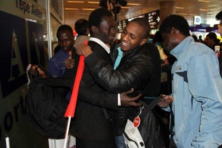 Katar’da Birinci Olan Öğrencilere Mehterli Karşılama G1