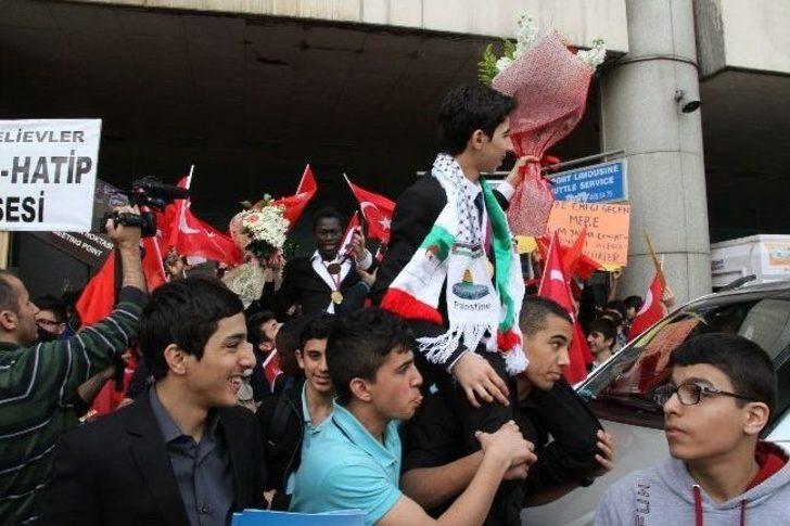 Katar’da Birinci Olan Öğrencilere Mehterli Karşılama G2