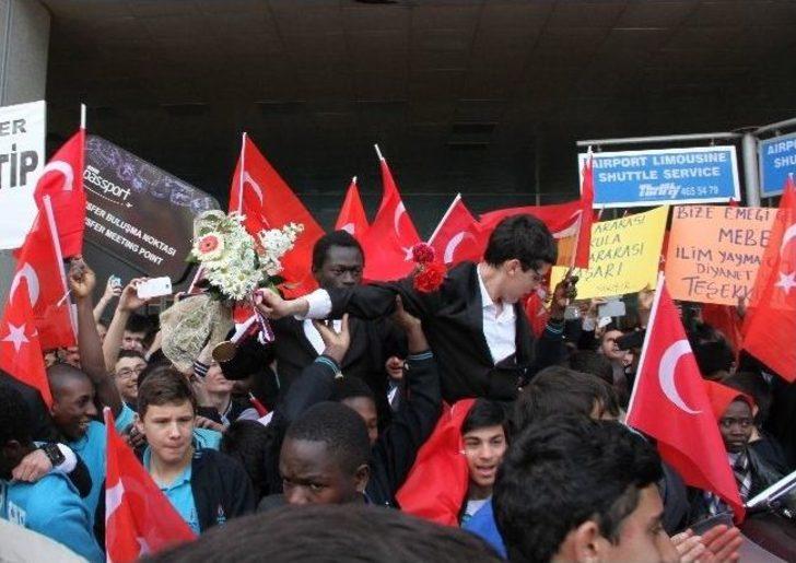 Katar’da Birinci Olan Öğrencilere Mehterli Karşılama G3