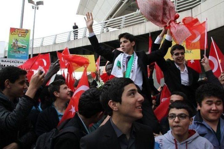 Katar’da Birinci Olan Öğrencilere Mehterli Karşılama G4