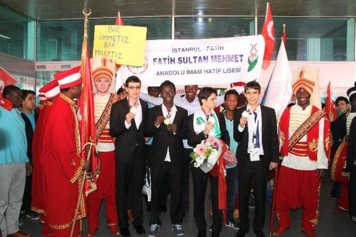 Katar’da Birinci Olan Öğrencilere Mehterli Karşılama G5