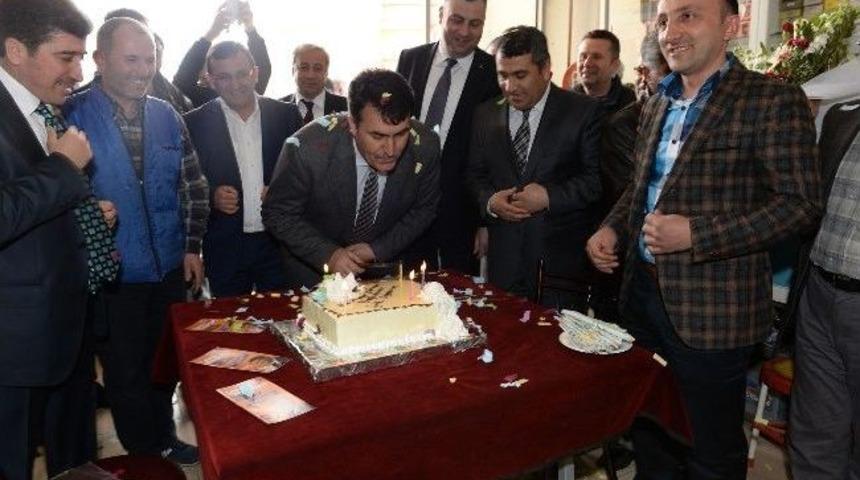 Esnaftan D&uuml;ndar&rsquo;a S&uuml;rpriz Doğum G&uuml;n&uuml; Pastası