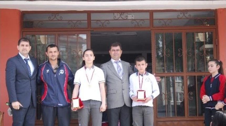 D&uuml;zce&rsquo;nin Gururu Oldular Kimse Farkında Değil