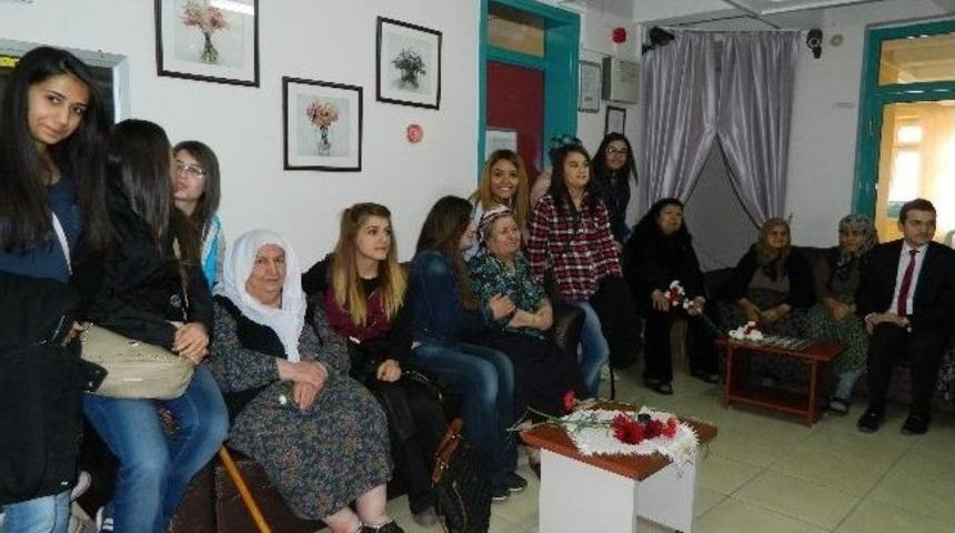 &Uuml;niversite &Ouml;ğrencileri Yaşlıları Unutmadı