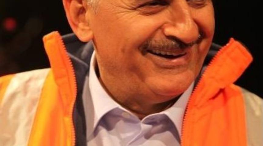 Yıldırım İş&ccedil;i Yeleği Ve Baretle Kameraların Karşısına &Ccedil;ıktı