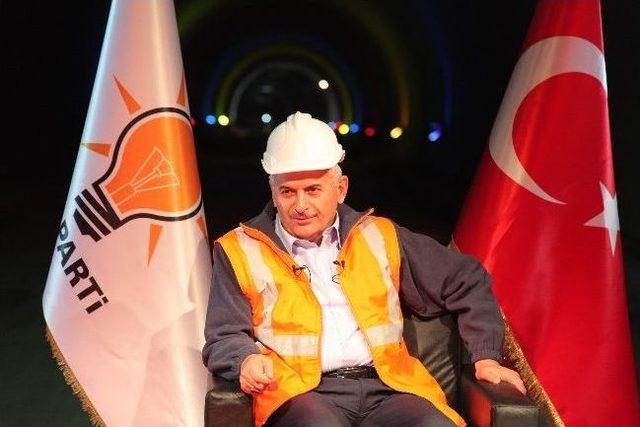 Yıldırım İşçi Yeleği Ve Baretle Kameraların Karşısına Çıktı