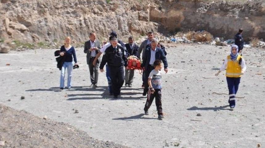 İnşaat &Ccedil;ukuruna D&uuml;şen Yaşlı Adam Yaralandı