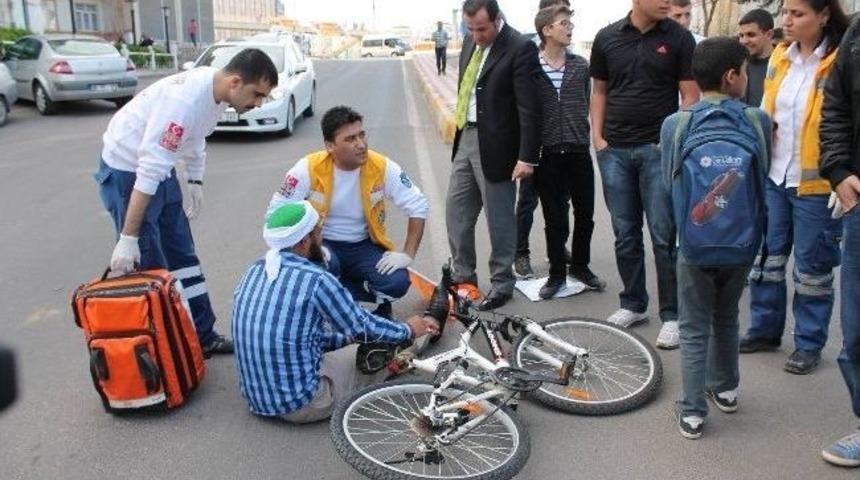Bisikletle Mitinge Giderken Kaza Yaptı