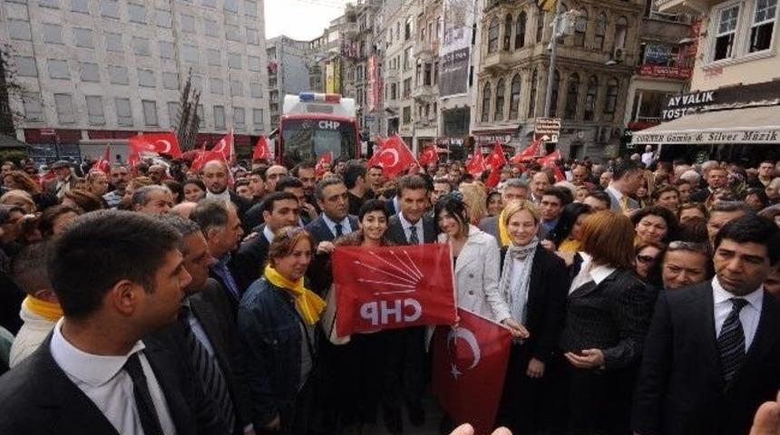 Mustafa Sarıg&uuml;l Ve Aylin Kotil, Se&ccedil;im Şarkılarıyla İstiklal&rsquo;den Ge&ccedil;ti