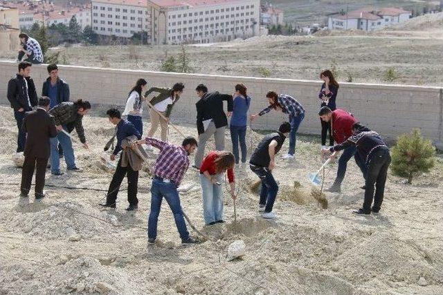 Rektör Kılıç Öğrenciler İle Birlikte Fidan Dikti