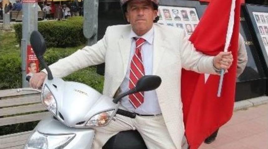 Bağımsız Aday Motosiklet &Uuml;zerinde Se&ccedil;im &Ccedil;alışmalarını S&uuml;rd&uuml;r&uuml;yor