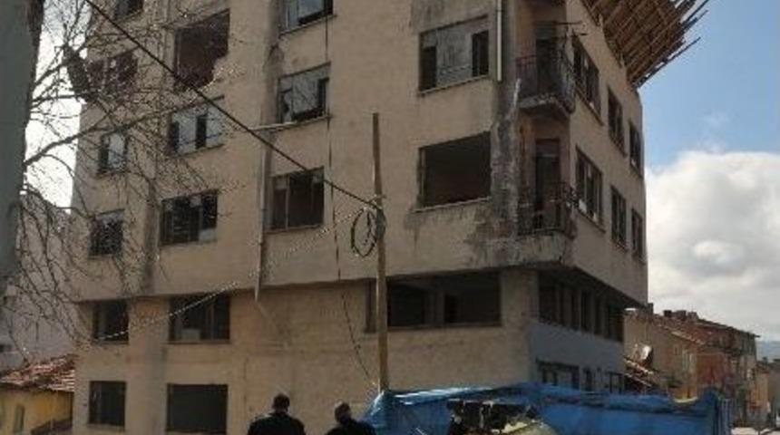 Tehlike Sa&ccedil;an Eski Adliye Binası Yıkılıyor