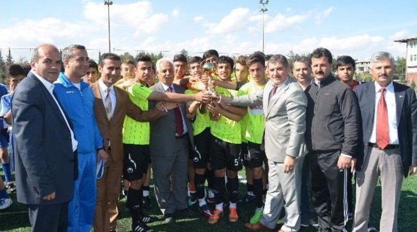 Gen&ccedil; Erkekler Futbol Şampiyonu Atat&uuml;rk Lisesi