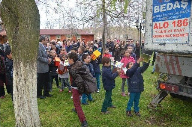 Edirne'de Ağaçlara Kuş Evleri Asıldı