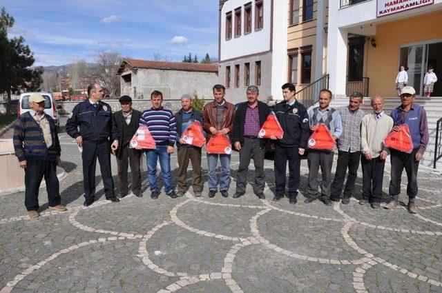 Hamamözü'nde Traktör Sürücülerine Reflektör Verildi