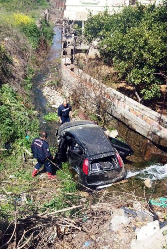 Manisa'da Otomobil Şarampole Devrildi: 3 Yaralı