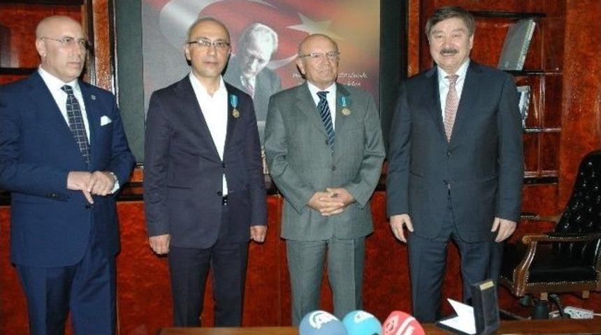 T&uuml;rksoy&rsquo;dan Bakan Elvan&rsquo;a 20. Yıl Madalyası