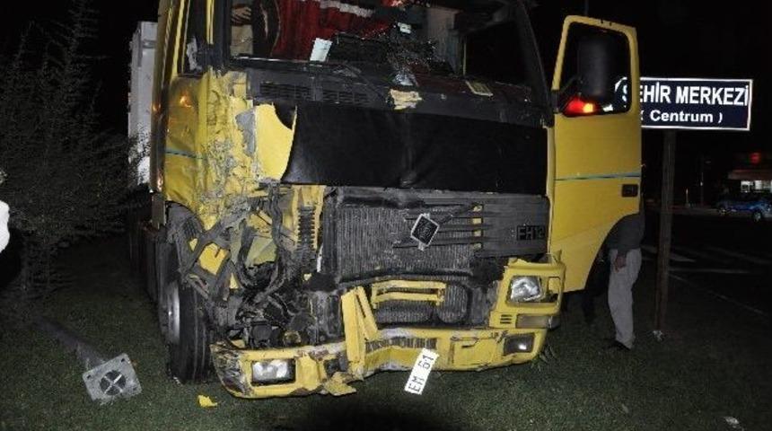 D&ouml;rtyol'da Zincirleme Trafik Kazası: 5'i Asker 8 Yaralı