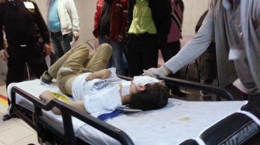 Apartmanla Yol Arasındaki Boşluğa D&uuml;şen Gen&ccedil; Ağır Yaralandı