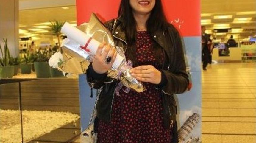 1 Milyonuncu E-vize Sahibi U&ccedil;ak Bileti İle Karşılandı