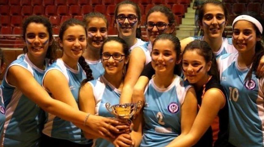 S&ouml;ke Voleybolda Bir Haftada İki Kupa Mutluluğu Yaşadı