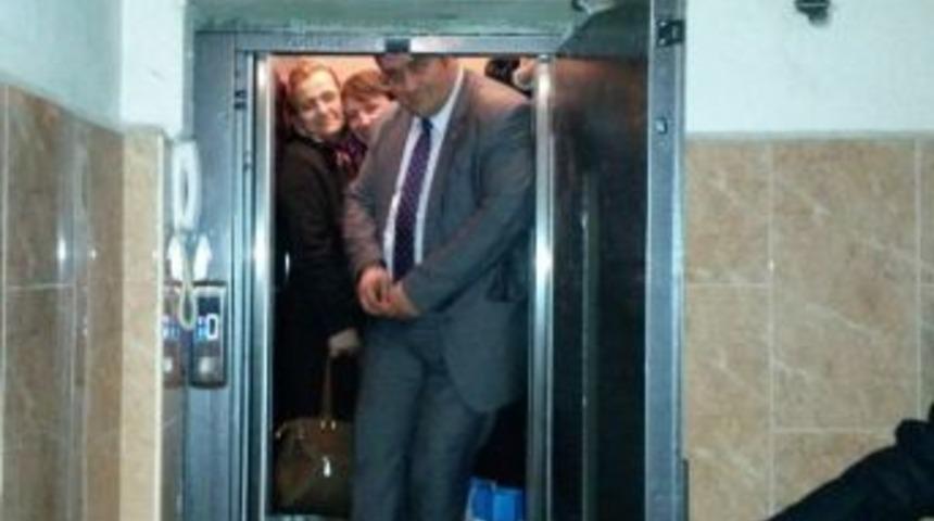 Se&ccedil;im &Ccedil;alışması Sırasında Asans&ouml;rde Mahsur Kaldı