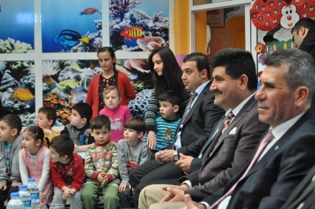 Demirci&rsquo;de Anaokulu &Ouml;ğrencileri Fidan Dikti