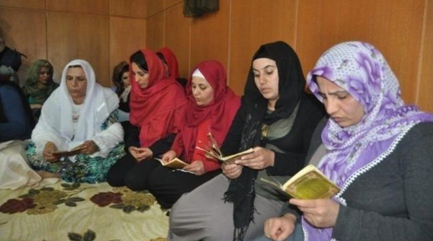 Kadınlar Başbakan İ&ccedil;in 5 Bin Yasin-i Şerif Okudu