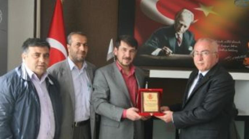 Aktif Gazeteciler Cemiyetinden Bayındırlı&rsquo;ya Plaket