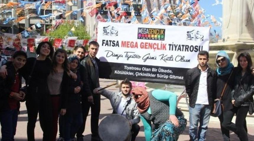 Fatsa'da "d&uuml;nya Tiyatro G&uuml;n&uuml;" Y&uuml;r&uuml;y&uuml;ş&uuml;