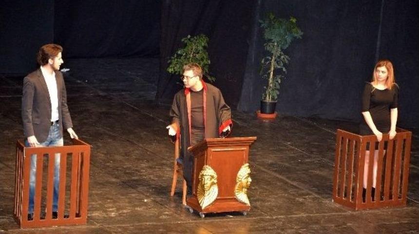 Konservatuar &Ouml;ğrencileri D&uuml;nya Tiyatrolar G&uuml;n&uuml;nde Sahnede