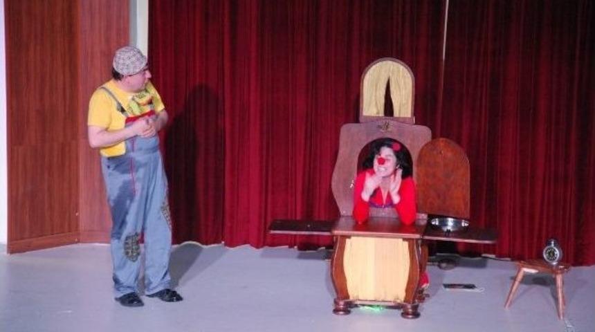 U&ccedil;aneller Kuklaevi Nk&uuml;'de Bremen Mızıkacıları &Ccedil;ocuk Oyununu Sahneledi