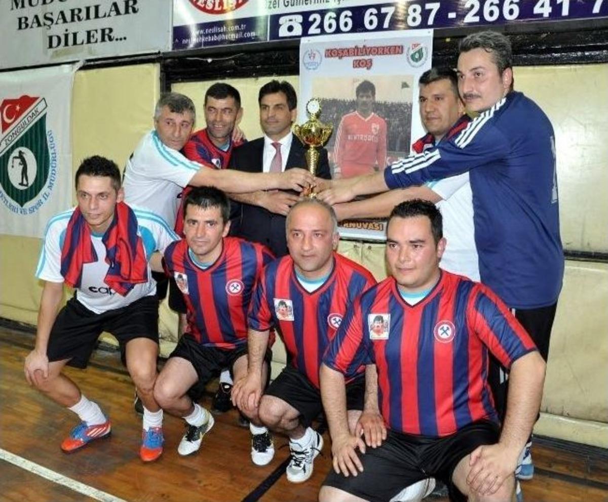Muzaffer Badalıoğlu Anısına D&uuml;zenlenen Futsal Turnuvası Sona Erdi