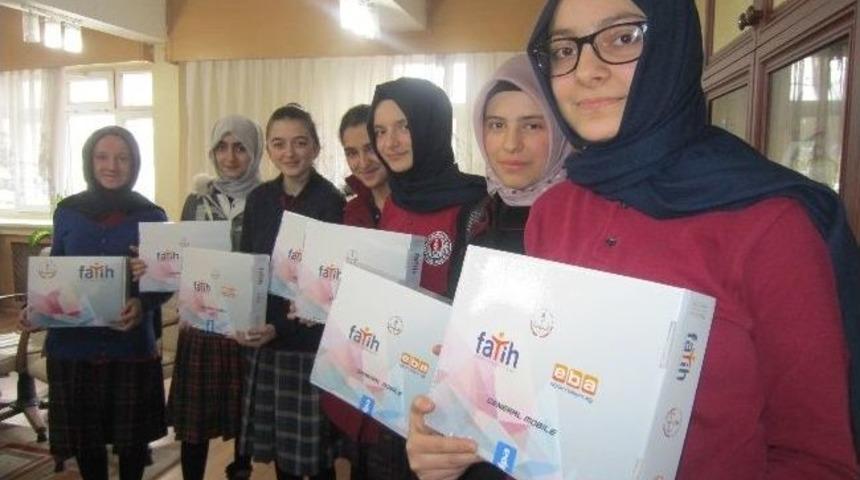 Erzurum&rsquo;da 694 &Ouml;ğrenci Ve 105 &Ouml;ğretmene Tablet Bilgisayar Dağıtıldı