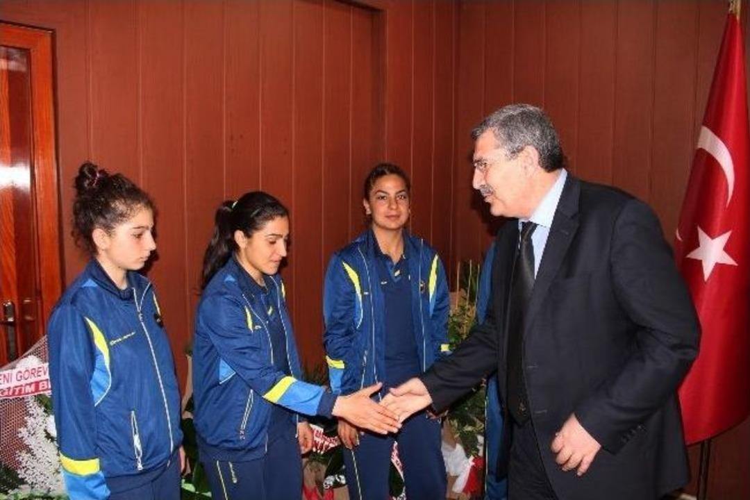 Şampiyon Sporculardan M&uuml;d&uuml;r Dursun&rsquo;a Ziyaret